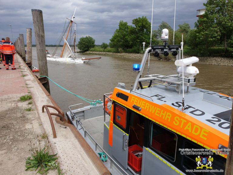 Die "Henry Köpcke" vor dem gesunkenen Lotsenschoner "Elbe No 5"