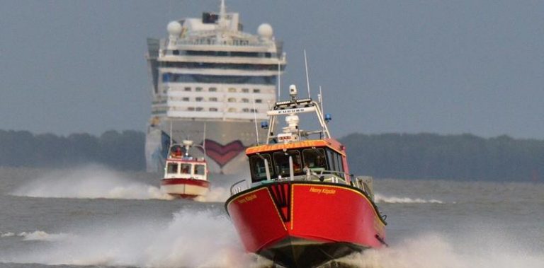 Das HLB Henry Köpcke vor der AIDA Luna